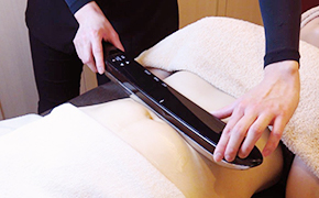 ラクシュミー痩身マシン施術の様子